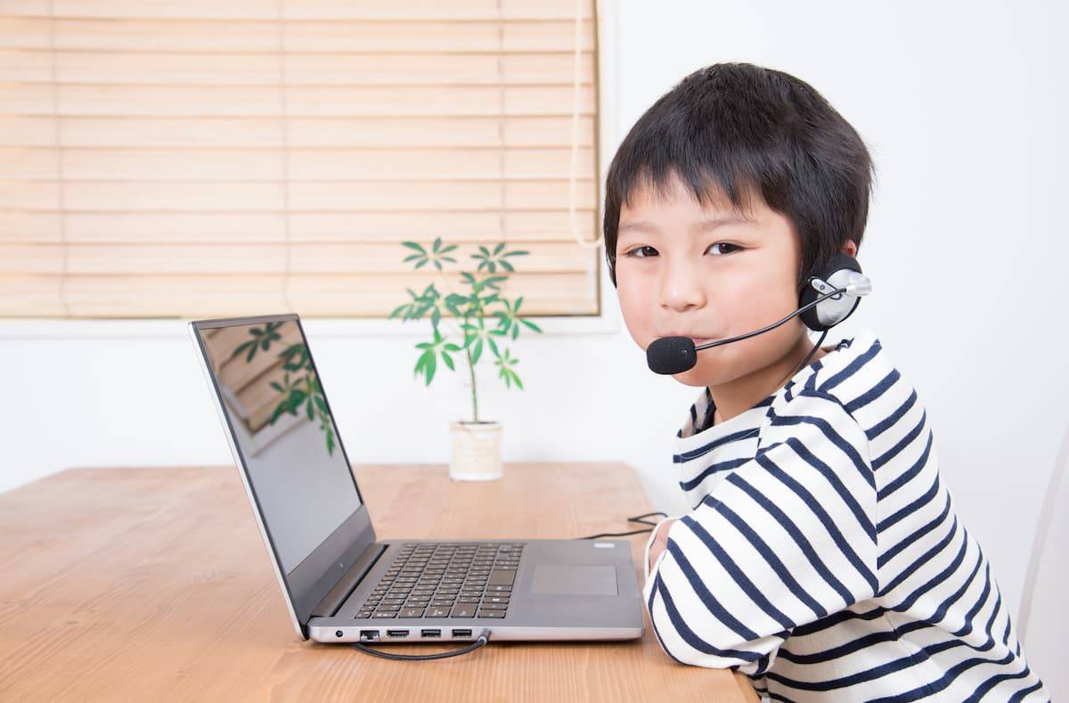 プログラミングオンラインコースを受講する子ども